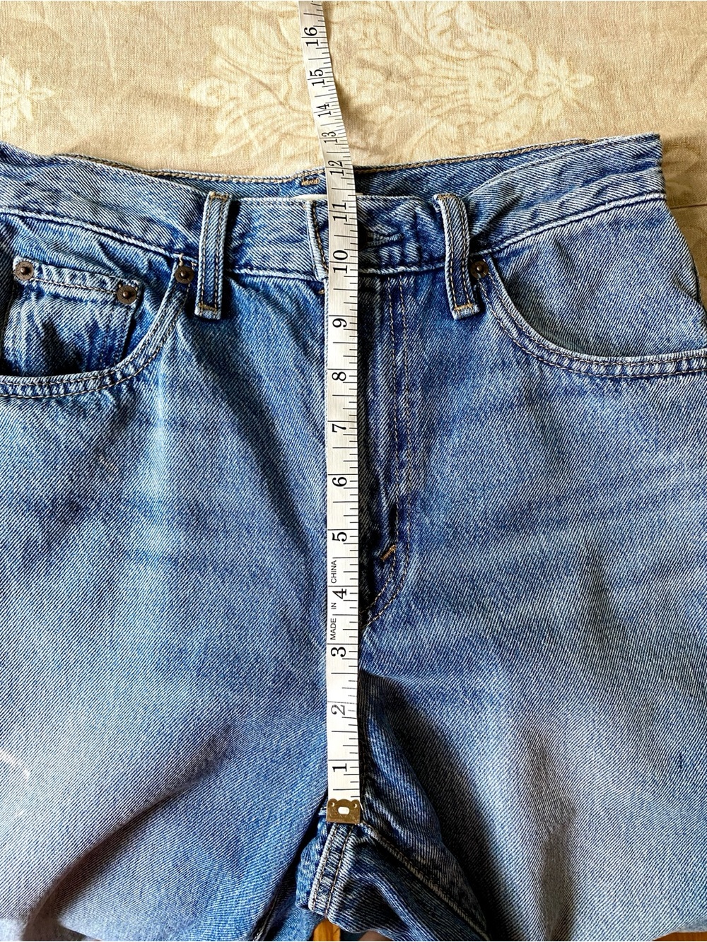 Levi’s Cinch Barrel Jeans Wide Leg Medium Wash Light Distress Fading Size 26 - Picture 9 of 16